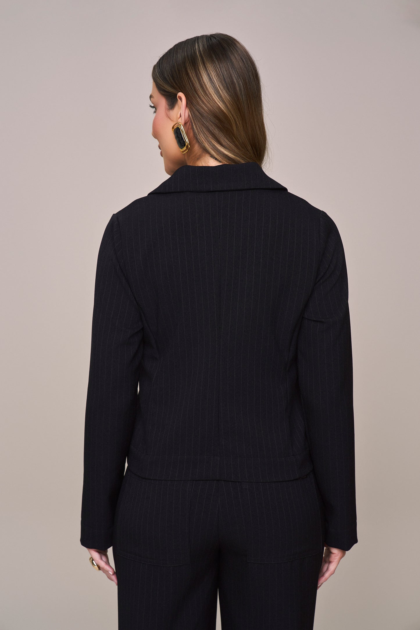 conjunto crepe casaco manga longa e calça reta cintura intermediária risca de