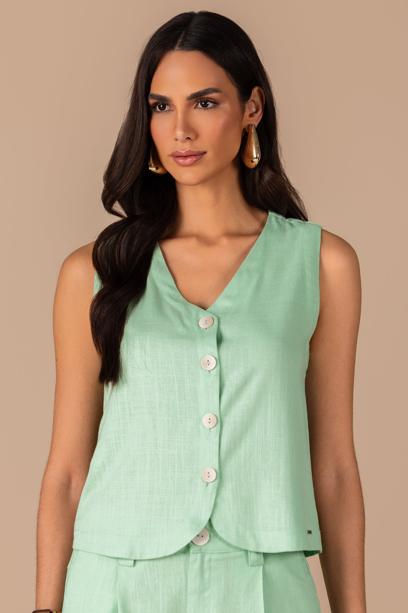 conjunto viscose colete e bermuda midi com lapelas