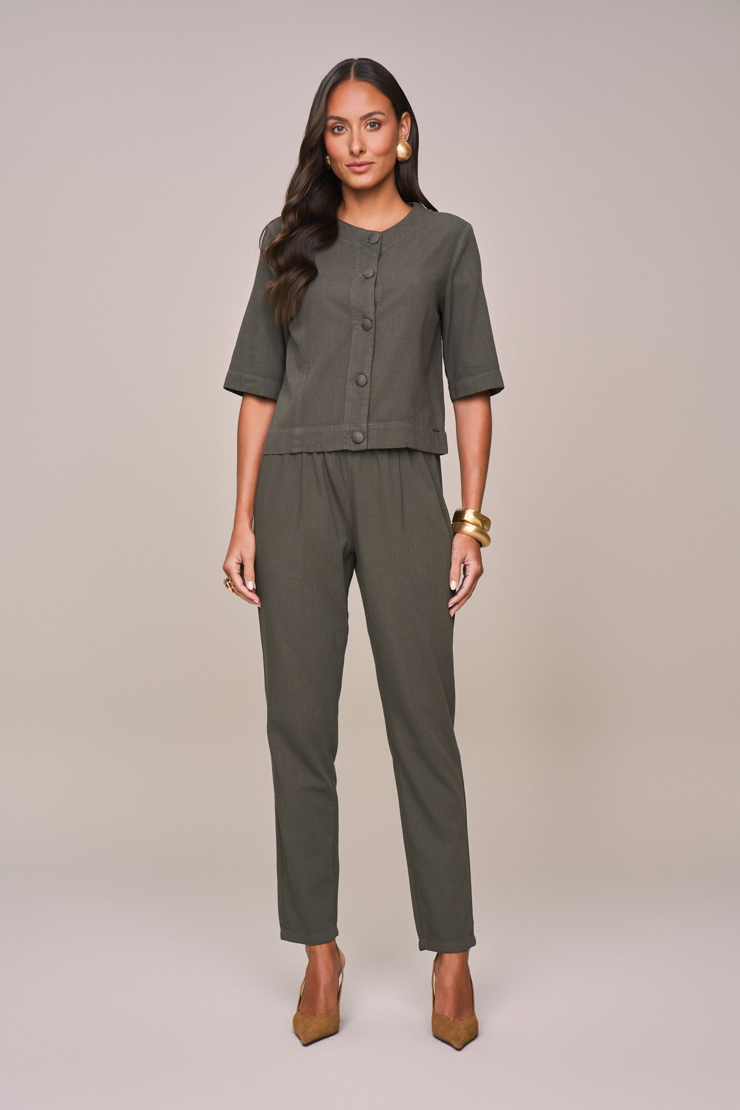 conjunto sarja blusa manga 3/4 e calça mom intermediária