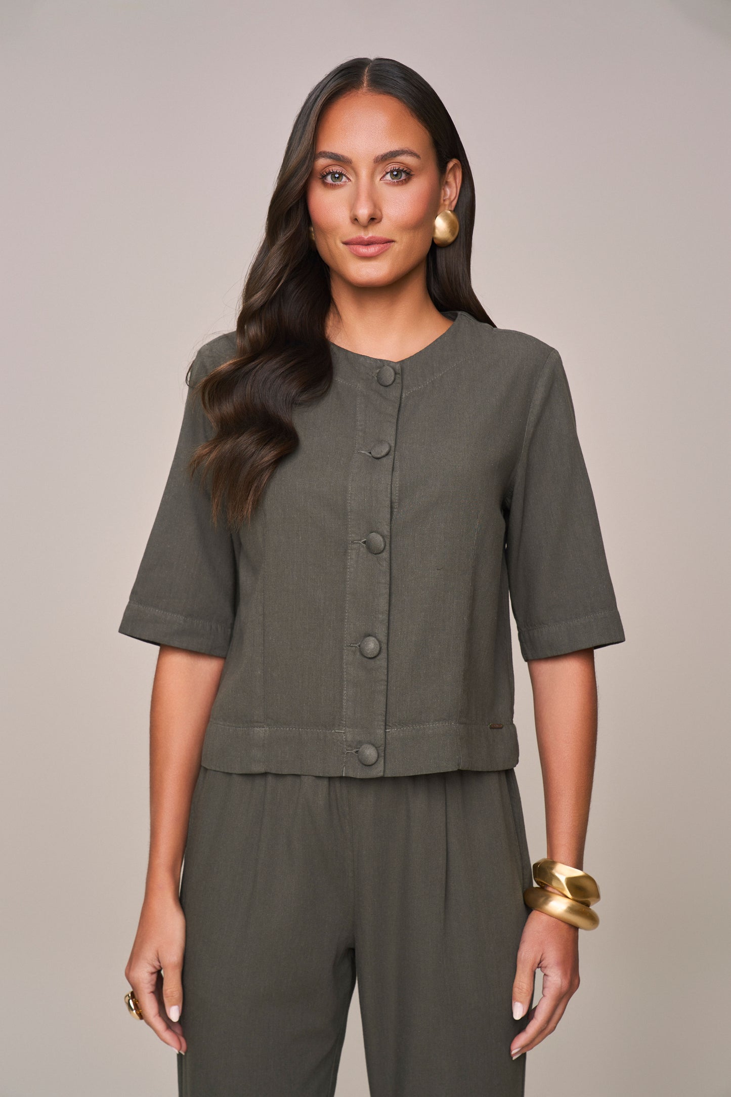 conjunto sarja blusa manga 3/4 e calça mom intermediária