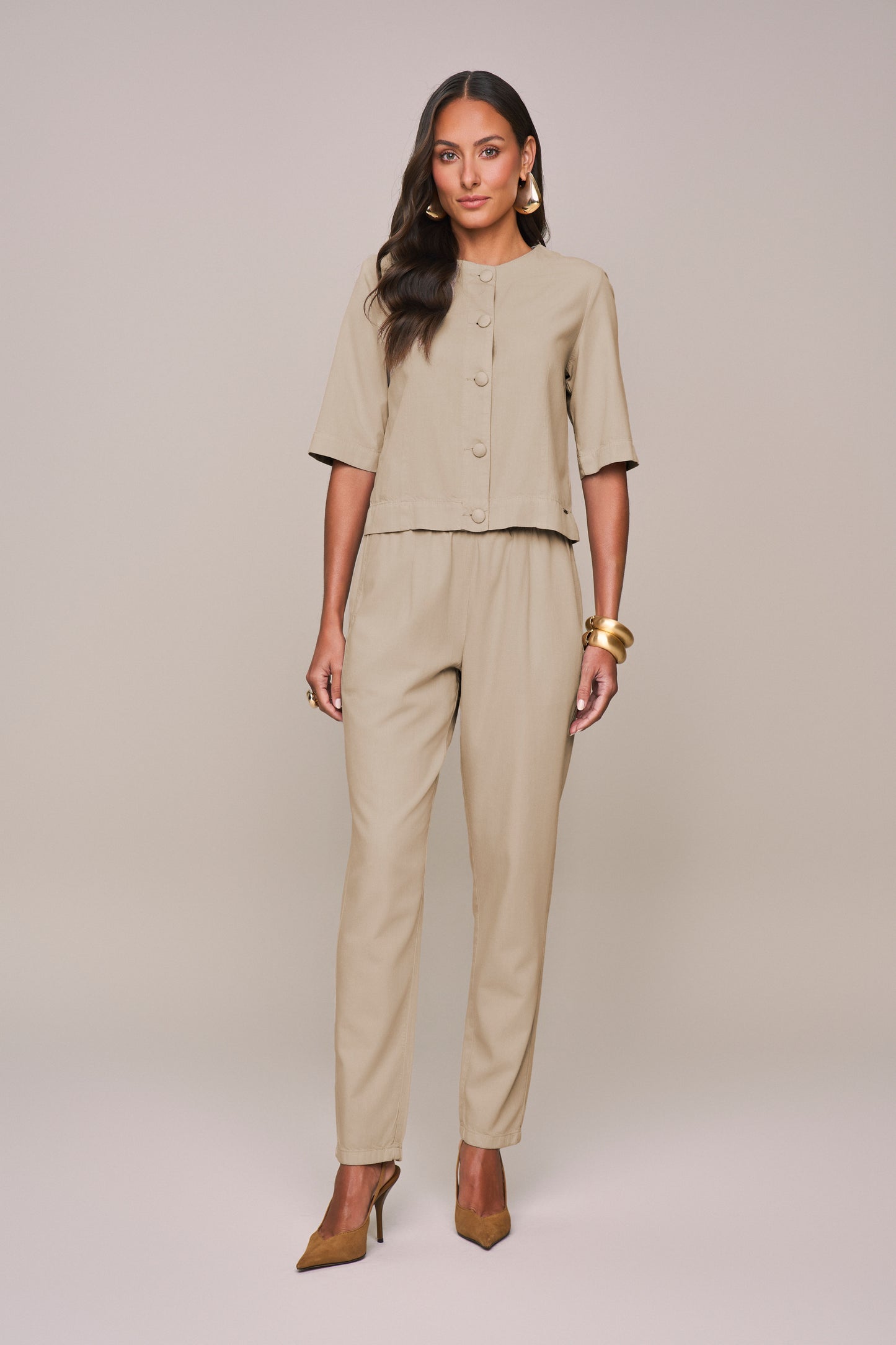 conjunto sarja blusa manga 3/4 e calça mom intermediária