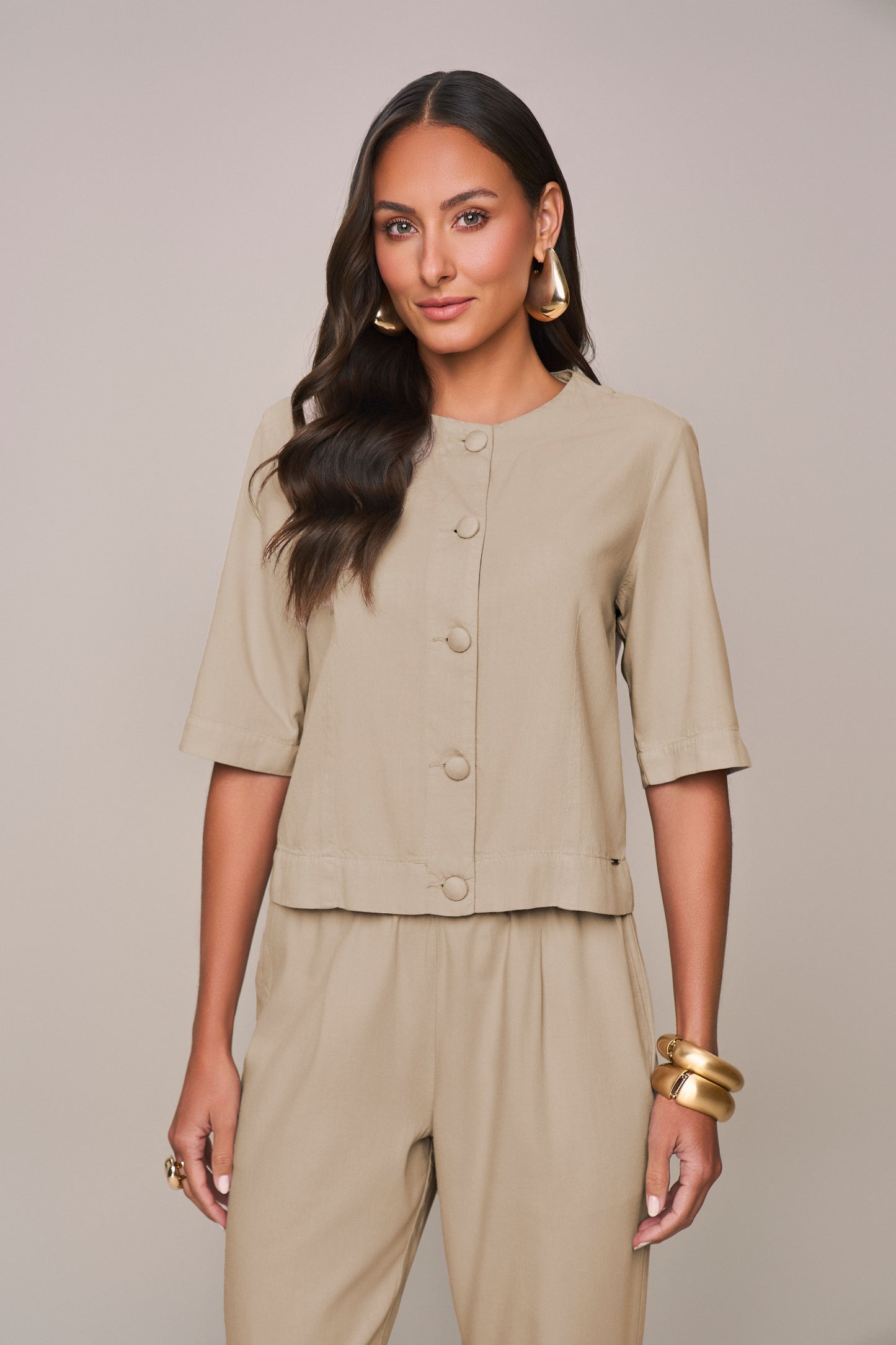 conjunto sarja blusa manga 3/4 e calça mom intermediária