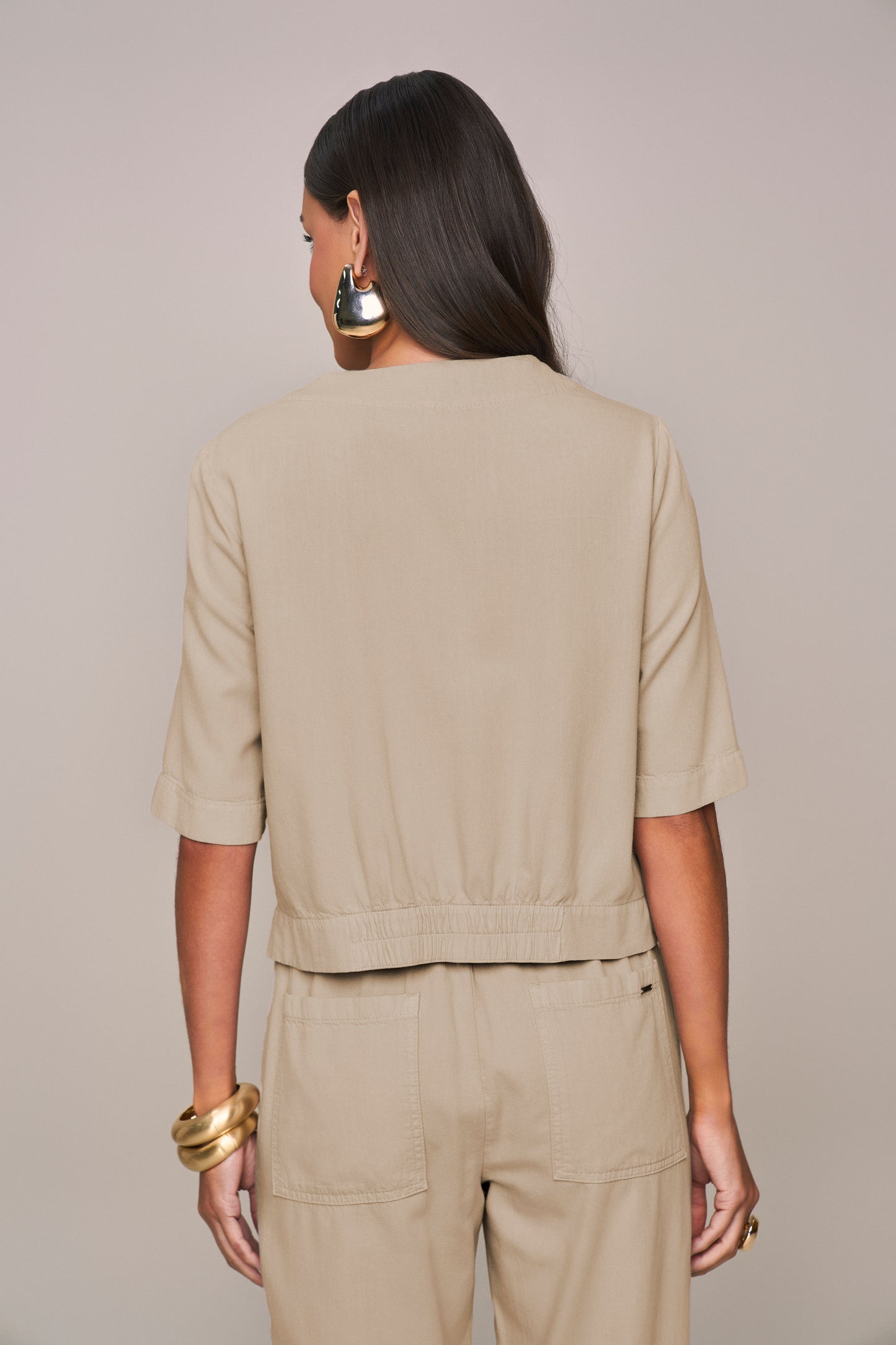 conjunto sarja blusa manga 3/4 e calça mom intermediária