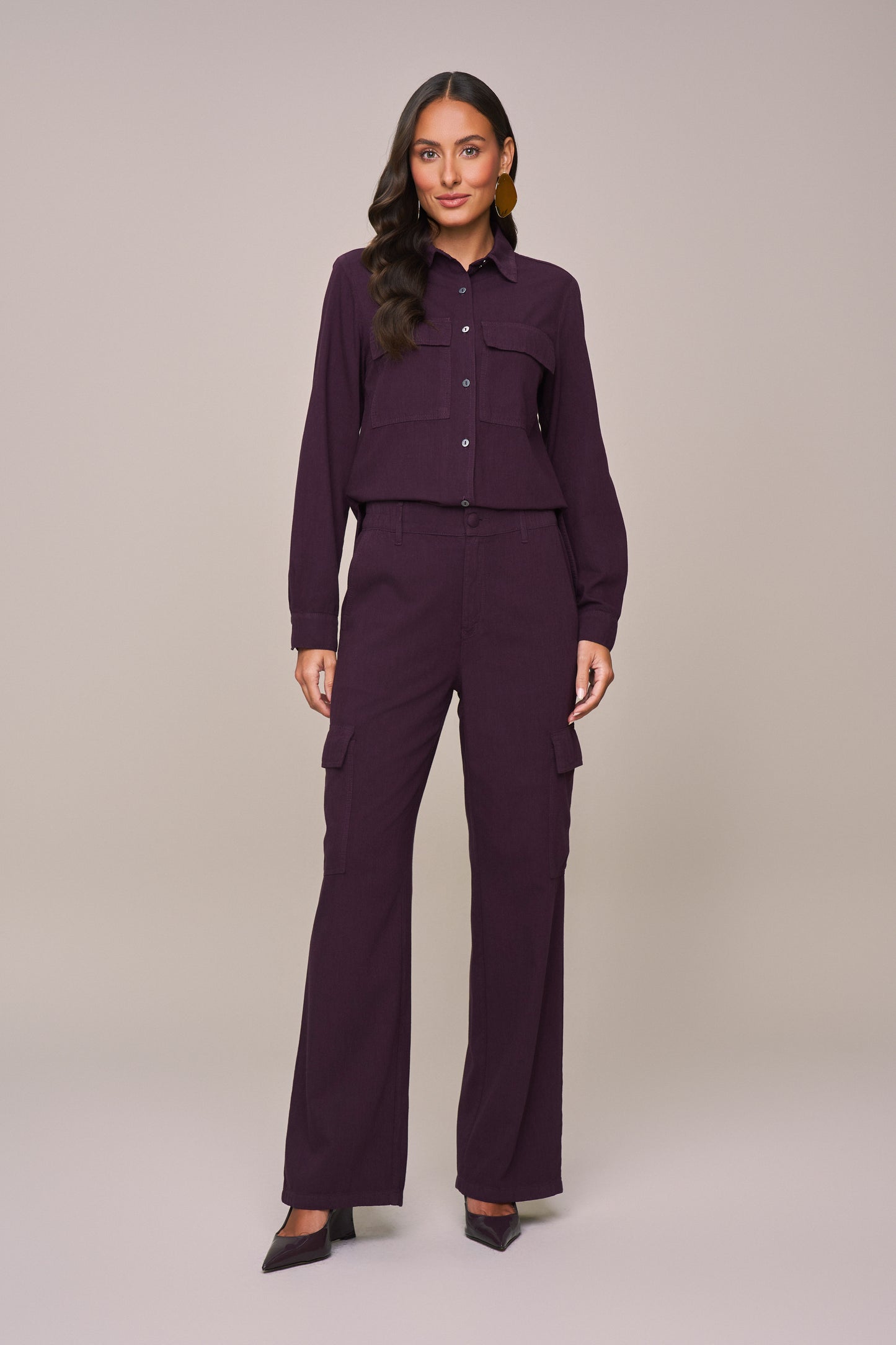 conjunto sarja camisa manga longa e calça wide leg bolsos cargo