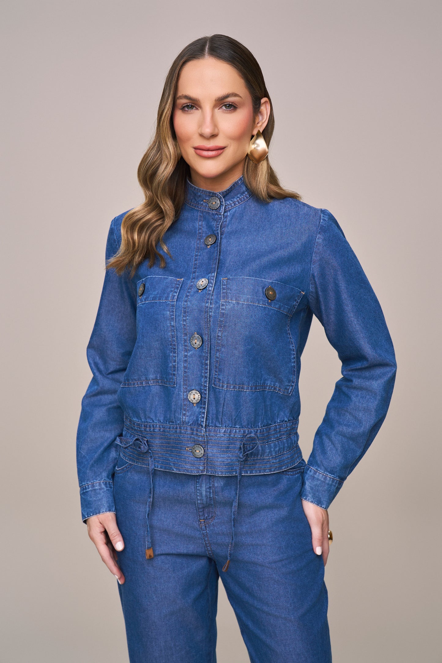 conjunto jeans jaqueta bomber e calça reta intermediária