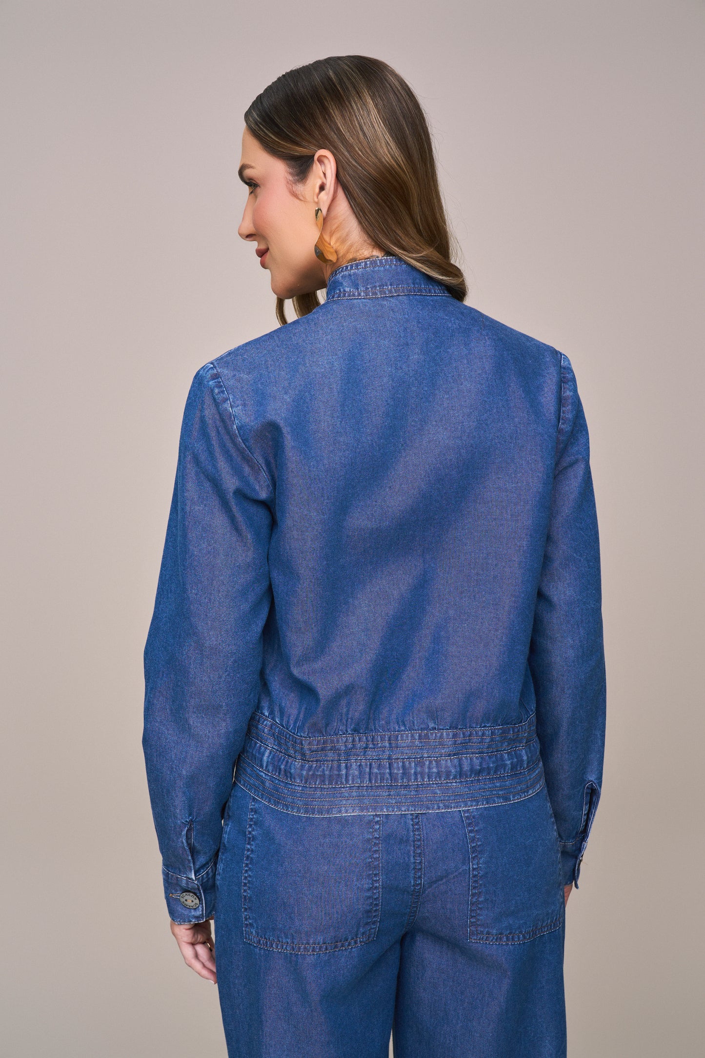 conjunto jeans jaqueta bomber e calça reta intermediária