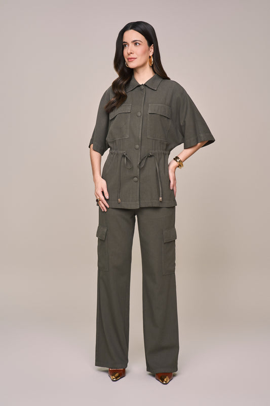 conjunto sarja parka com bolsos sobrepostos e calça wide leg bolsos cargo