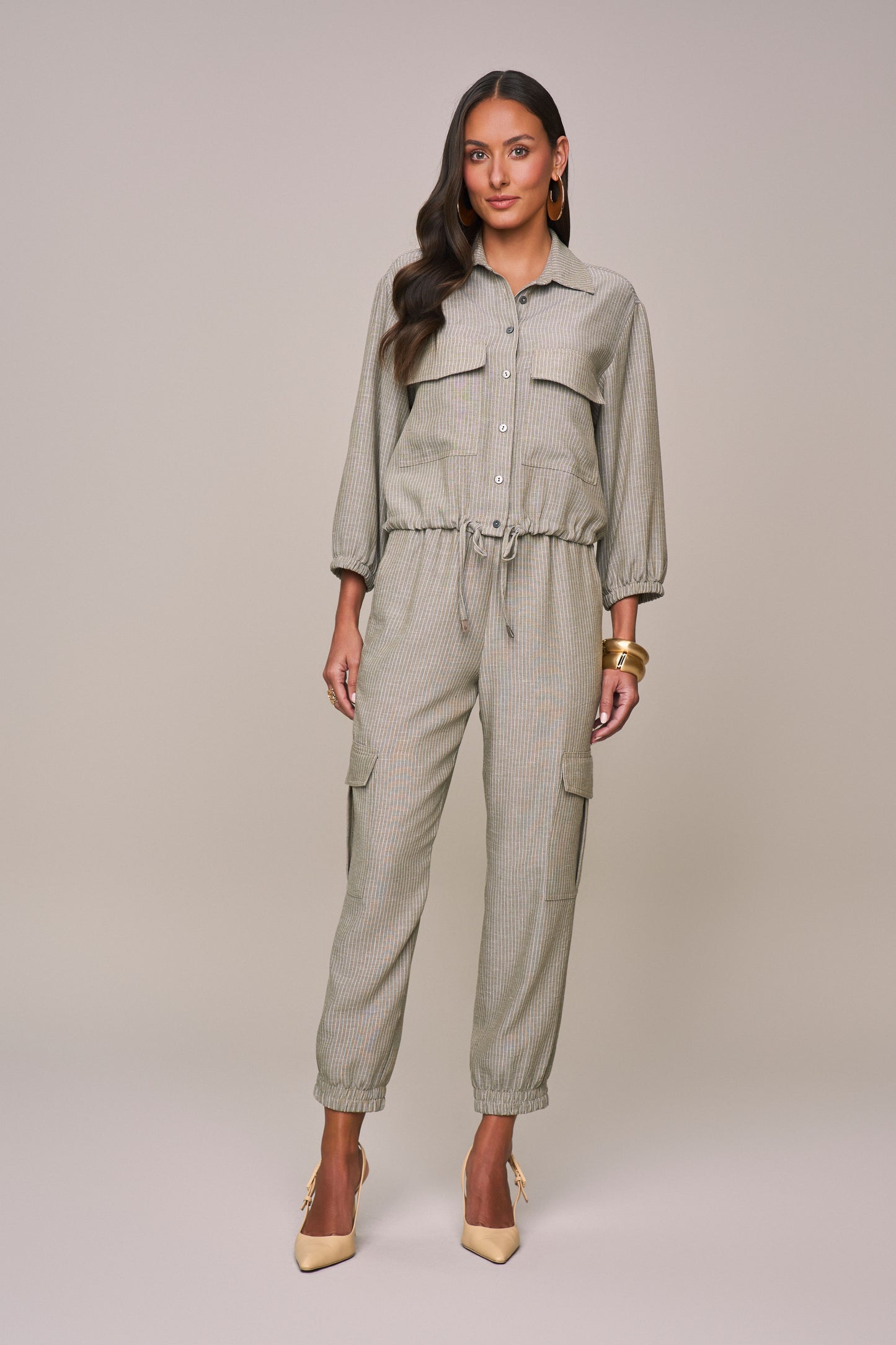 conjunto crepe camisa manga 7/8 com amarração e calça jogger com bolsos cargo