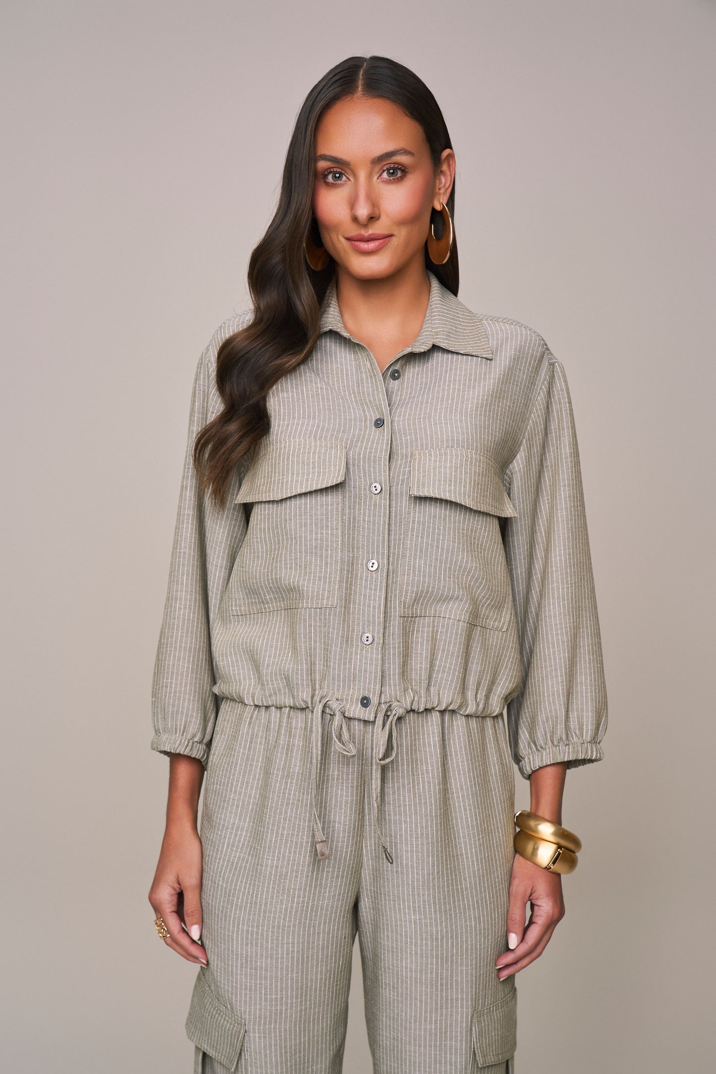 conjunto crepe camisa manga 7/8 com amarração e calça jogger com bolsos cargo