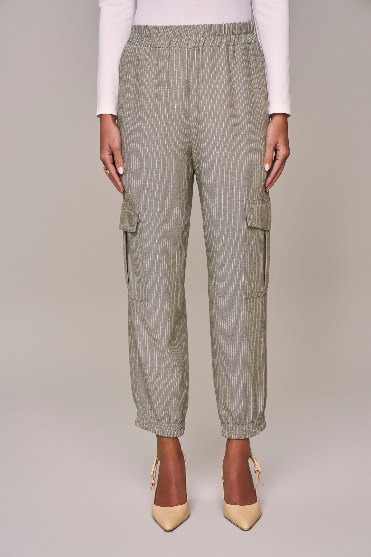 conjunto crepe camisa manga 7/8 com amarração e calça jogger com bolsos cargo