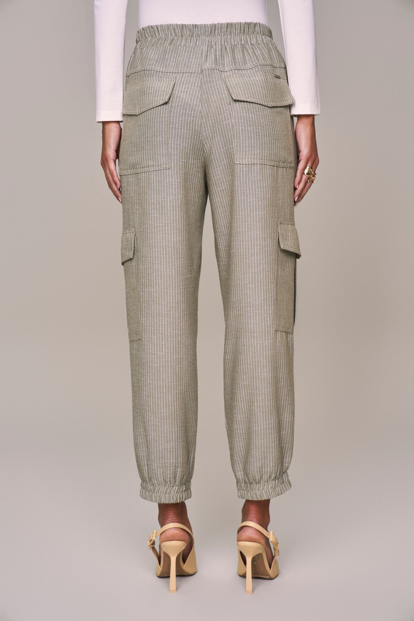 conjunto crepe camisa manga 7/8 com amarração e calça jogger com bolsos cargo