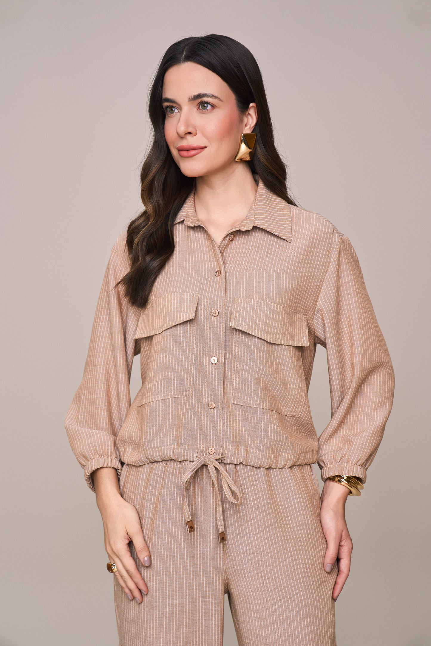 conjunto crepe camisa manga 7/8 com amarração e calca jogger com bolsos cargo
