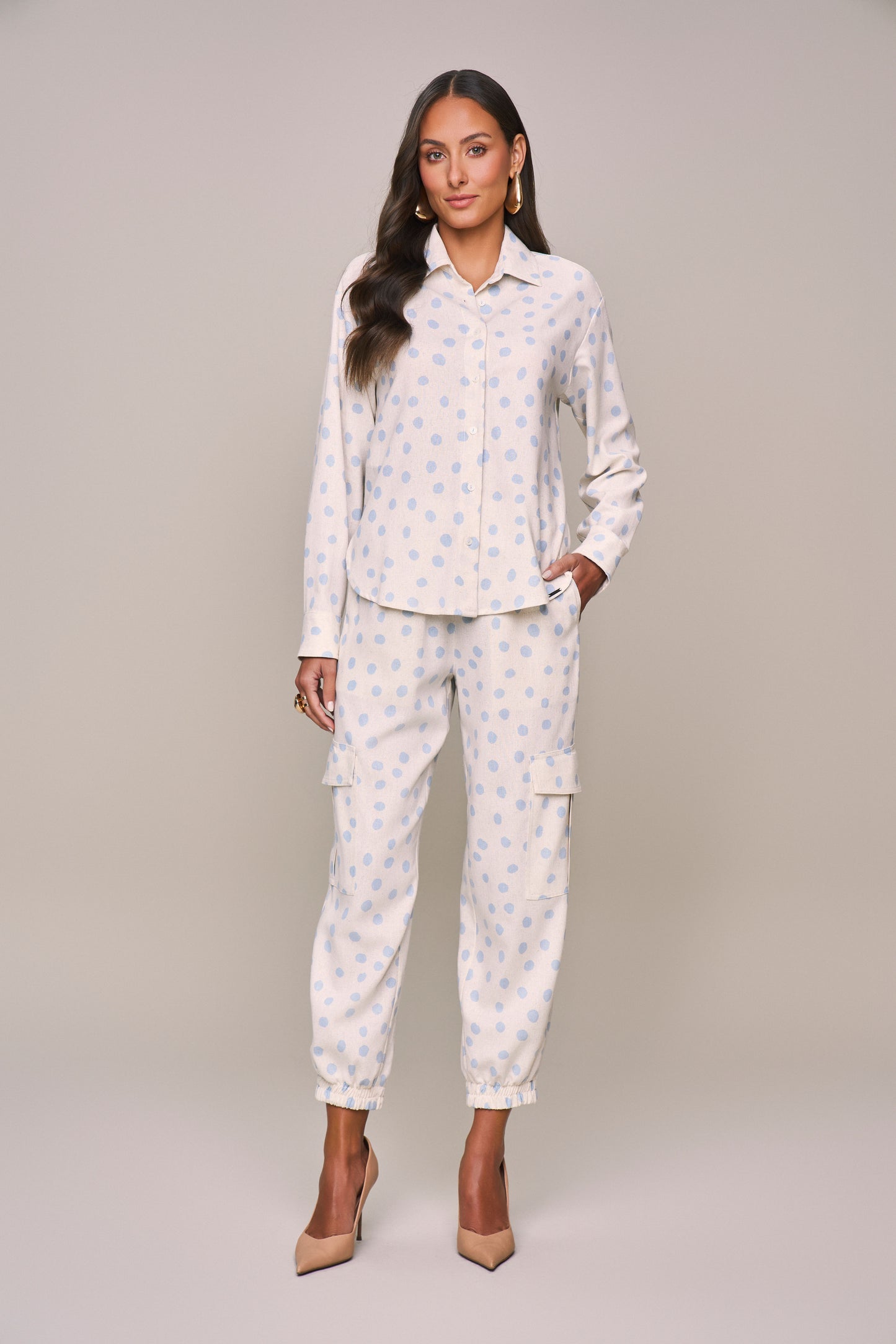 conjunto viscose camisa manga longa ampla e calça jogger com bolsos cargo