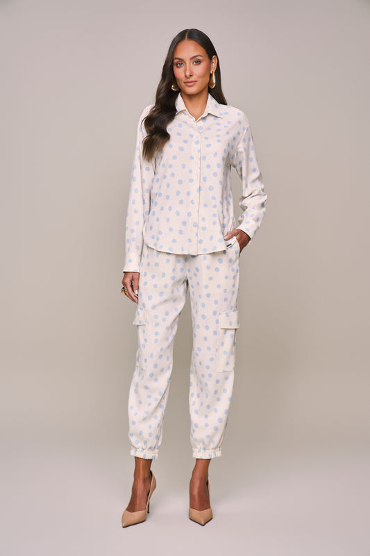 conjunto viscose camisa manga longa ampla e calça jogger com bolsos cargo