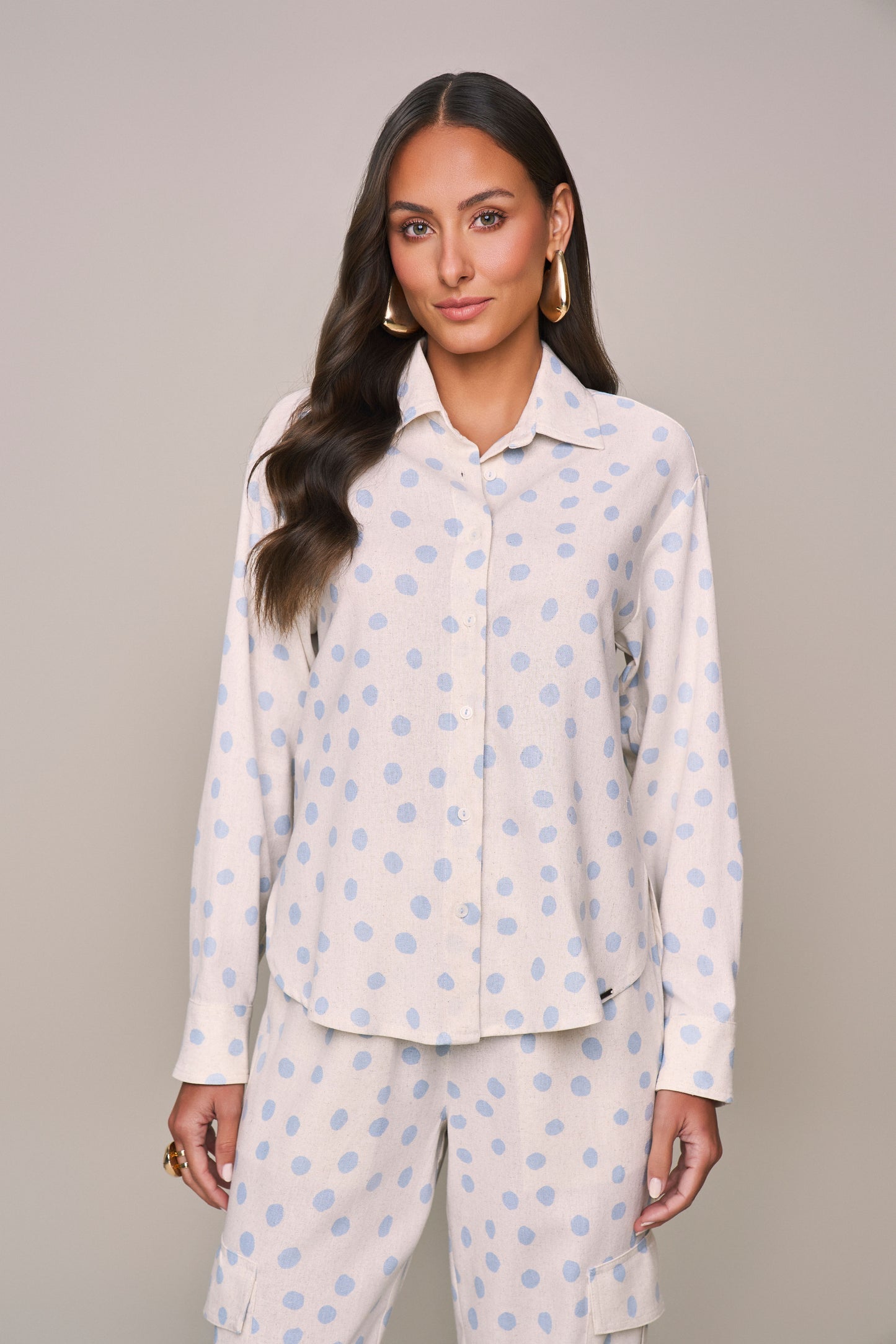 conjunto viscose camisa manga longa ampla e calça jogger com bolsos cargo