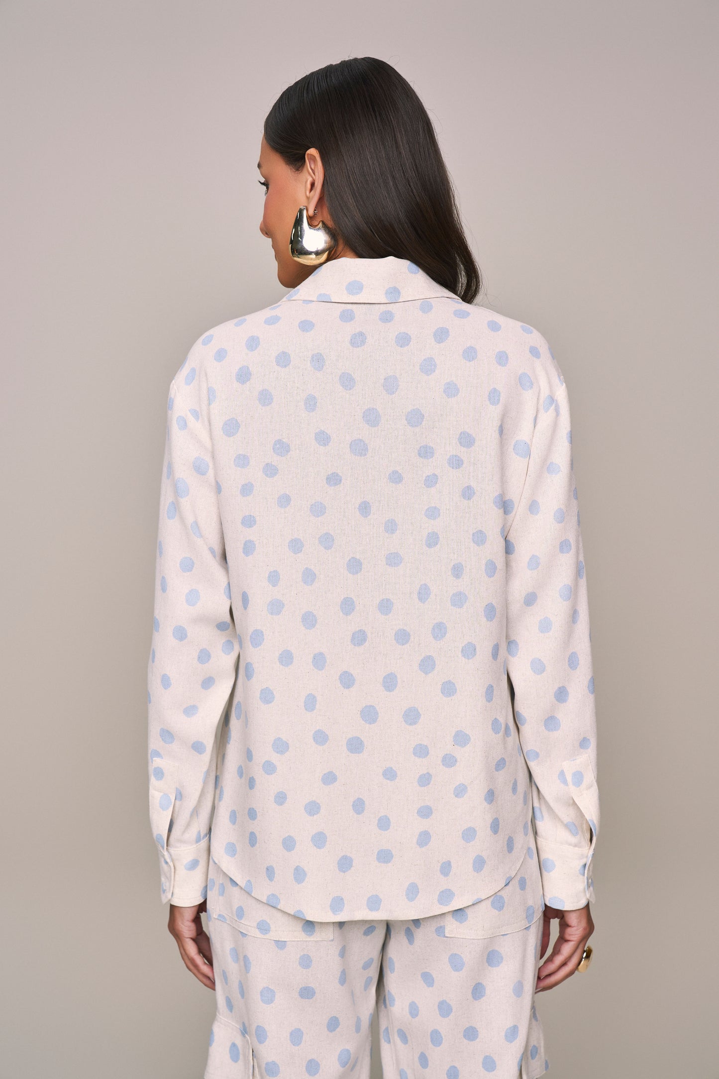 conjunto viscose camisa manga longa ampla e calça jogger com bolsos cargo