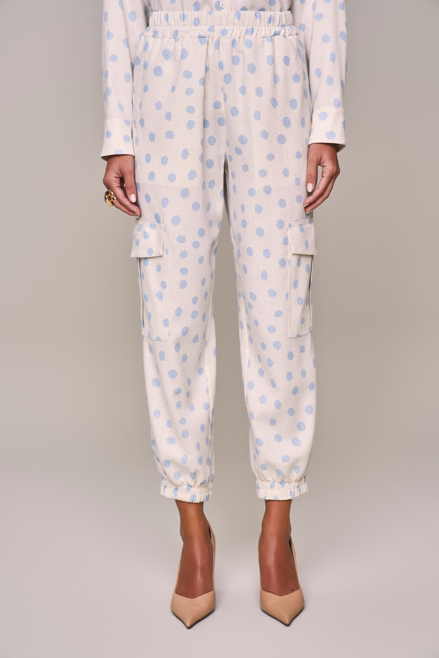 conjunto viscose camisa manga longa ampla e calça jogger com bolsos cargo