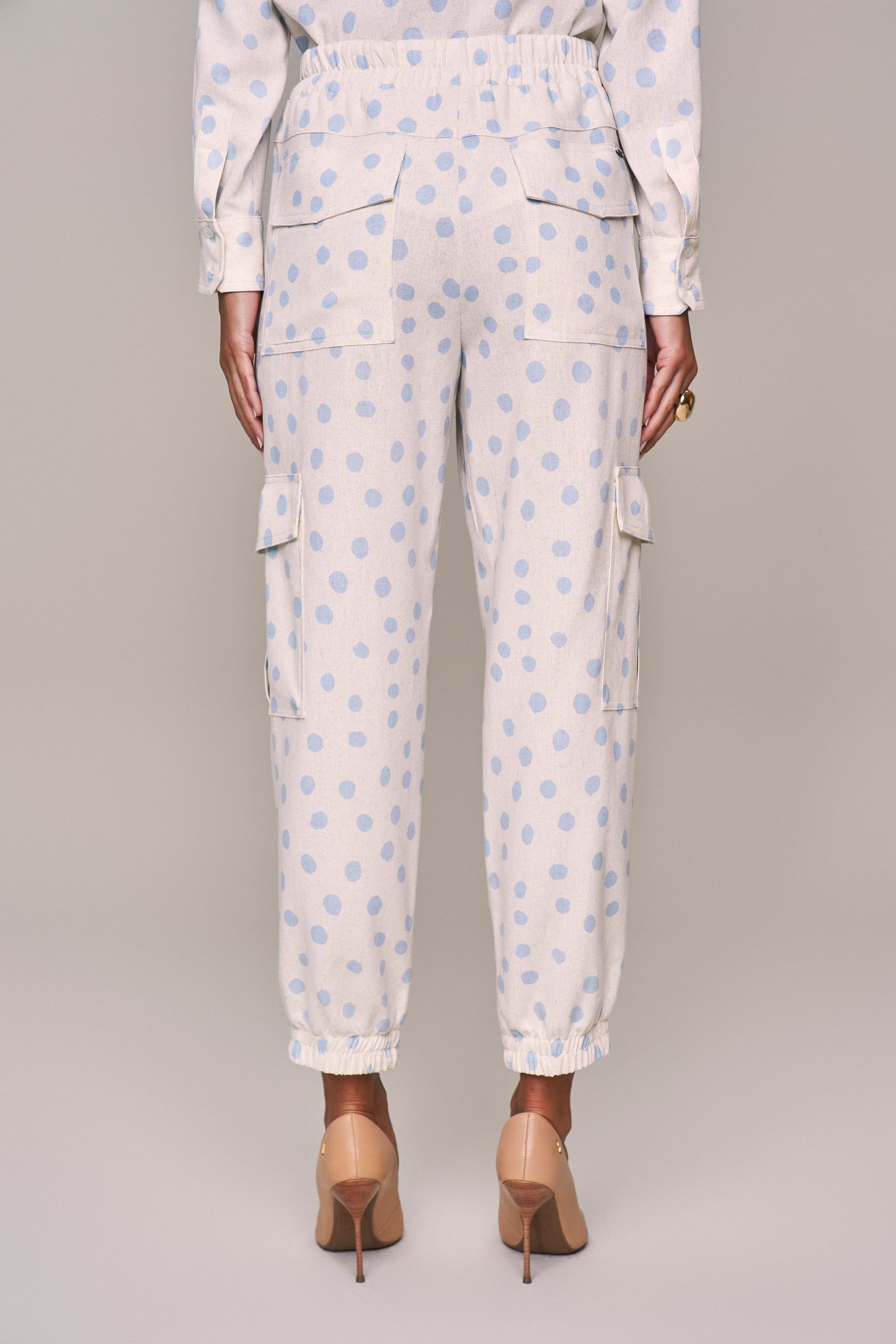 conjunto viscose camisa manga longa ampla e calça jogger com bolsos cargo