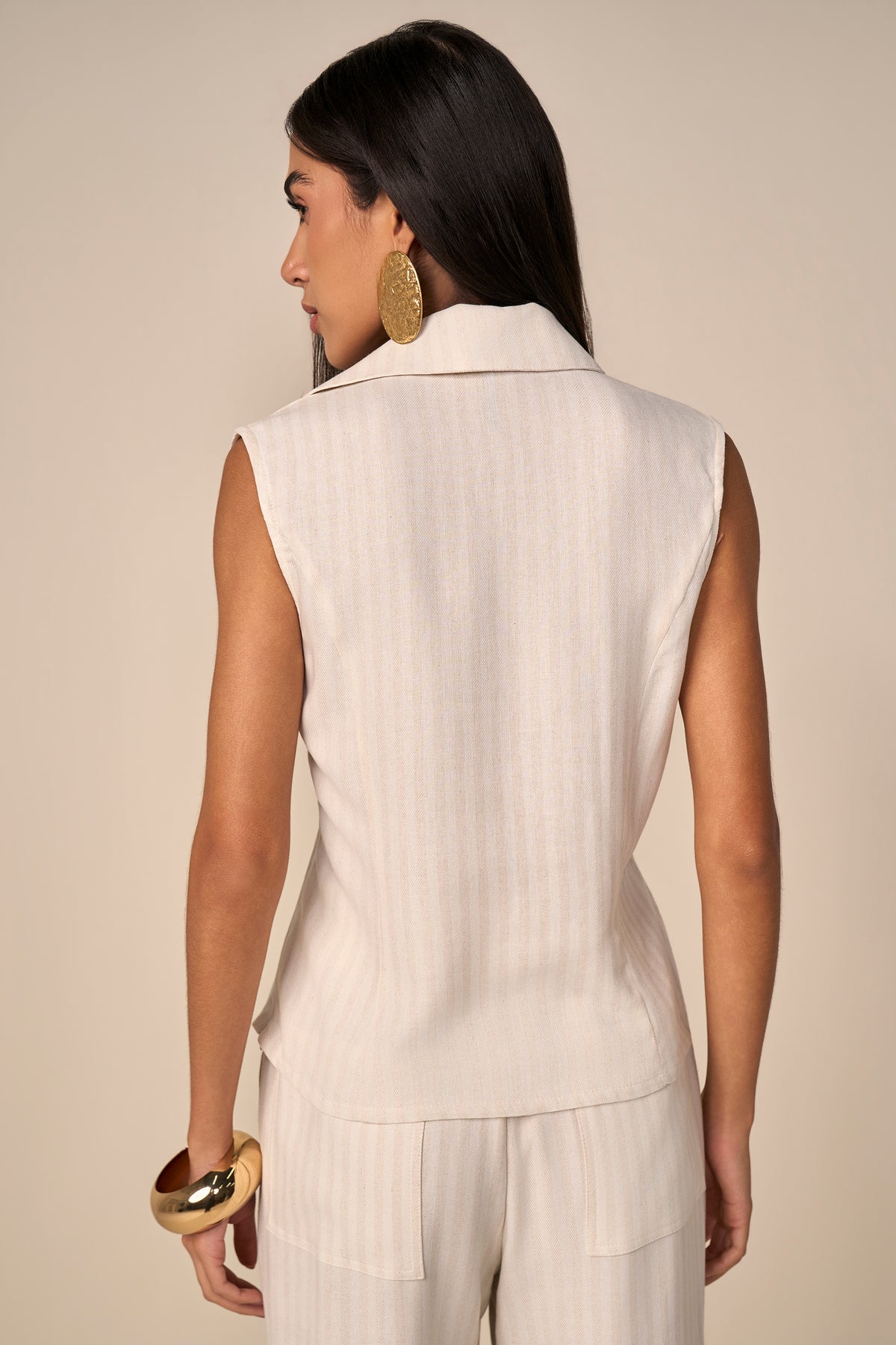 conjunto viscose blusa sem manga e calça reta com pregas