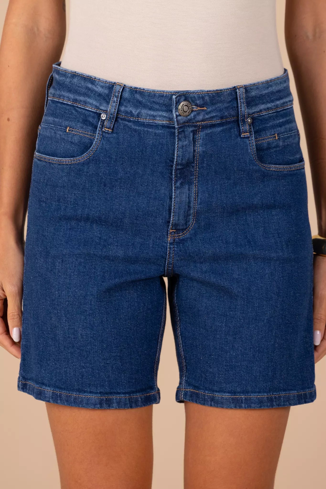 bermuda jeans midi cintura intermediária com recorte nos bolsos