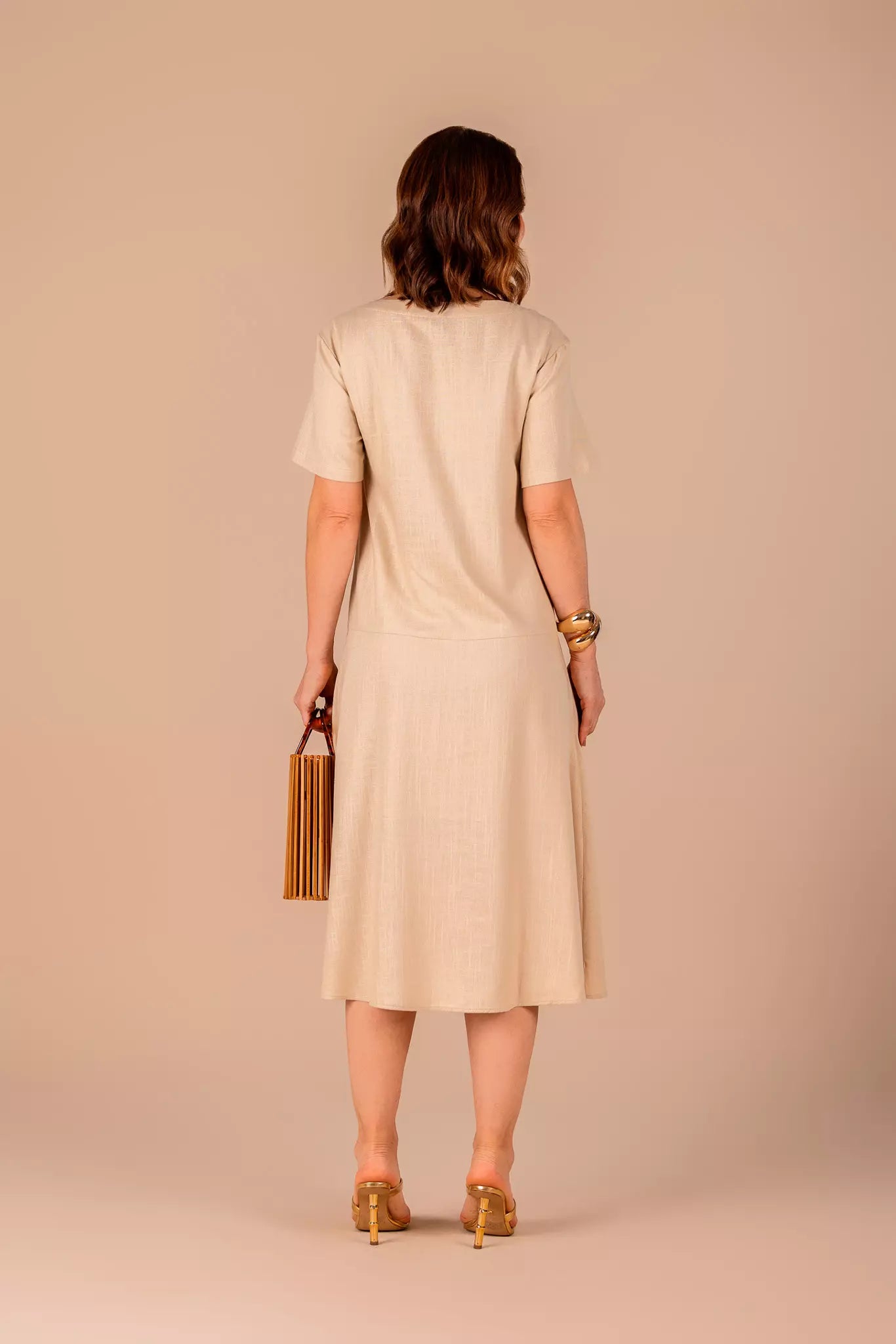 vestido viscose midi com recorte e bolsos