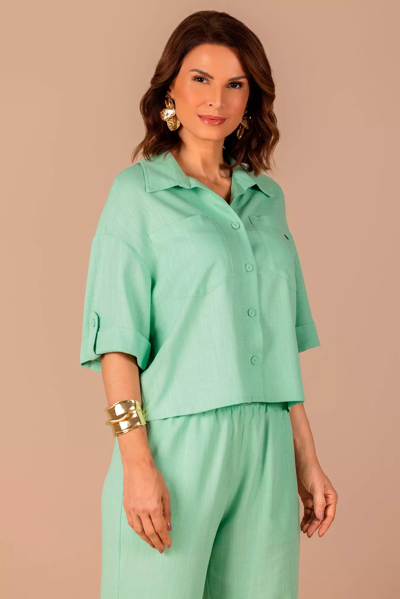 camisa viscose manga curta com bolsos sobrepostos