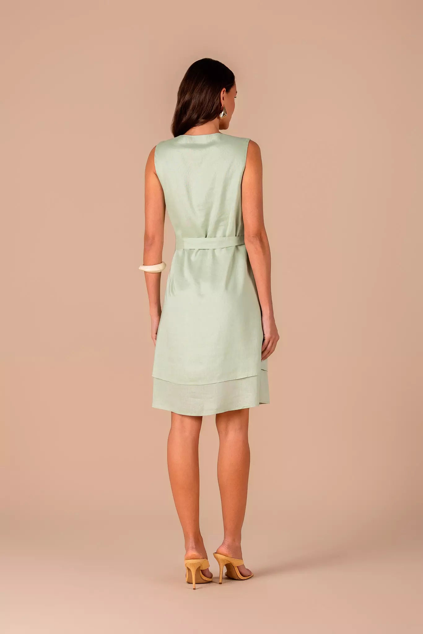 vestido viscose curto sem mangas com barra dupla e faixa