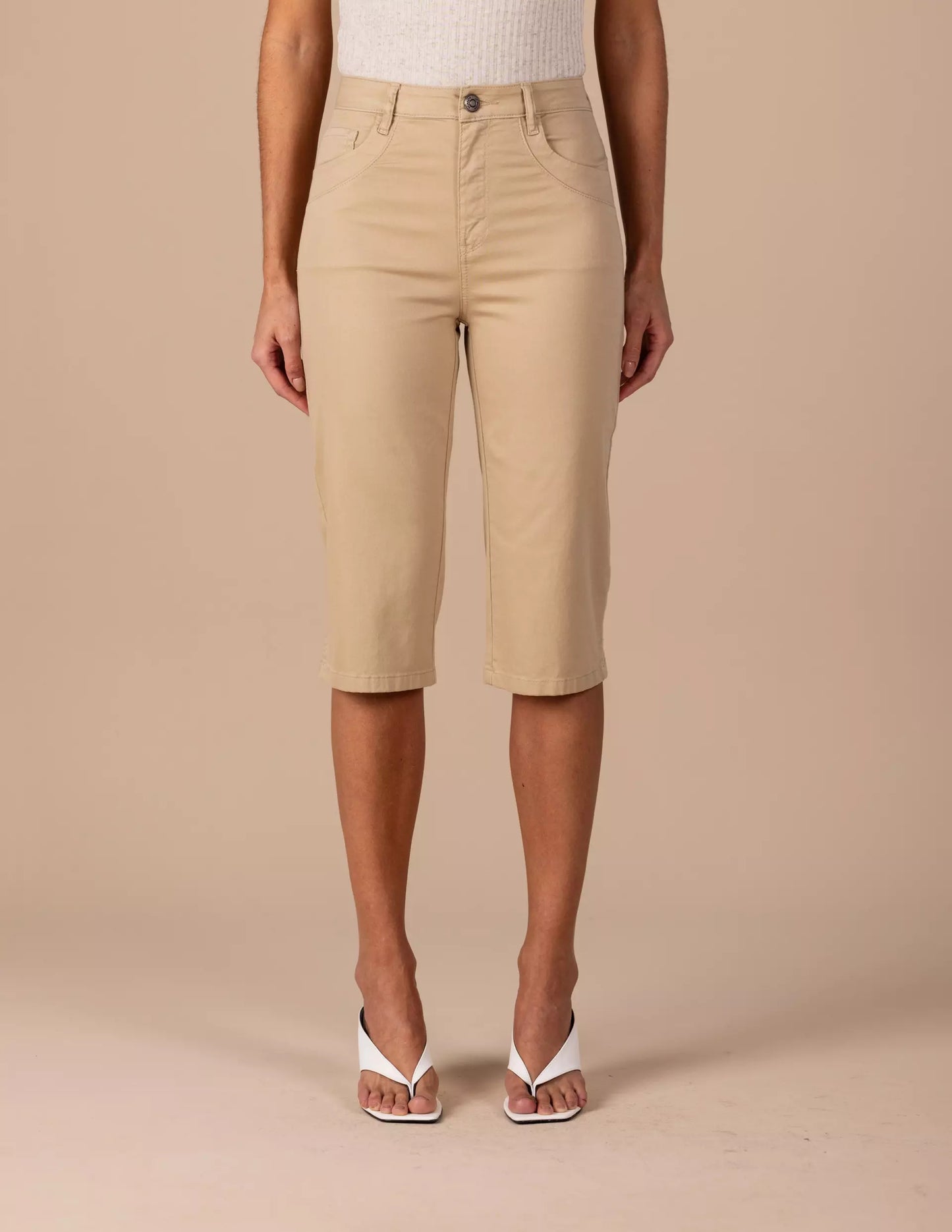 calça sarja color corsário cintura intermediária com recorte