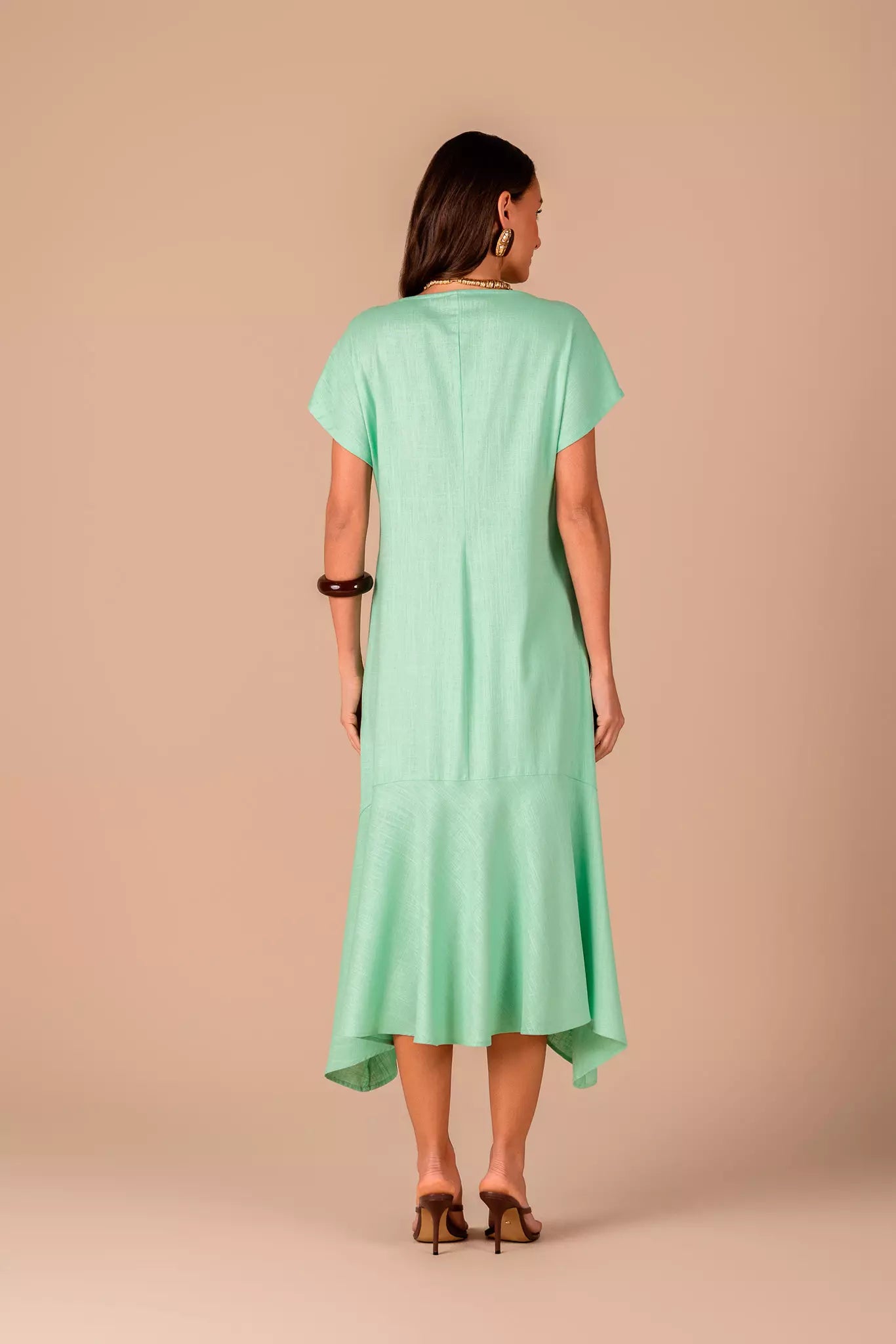 vestido viscose midi com recorte assimétrico