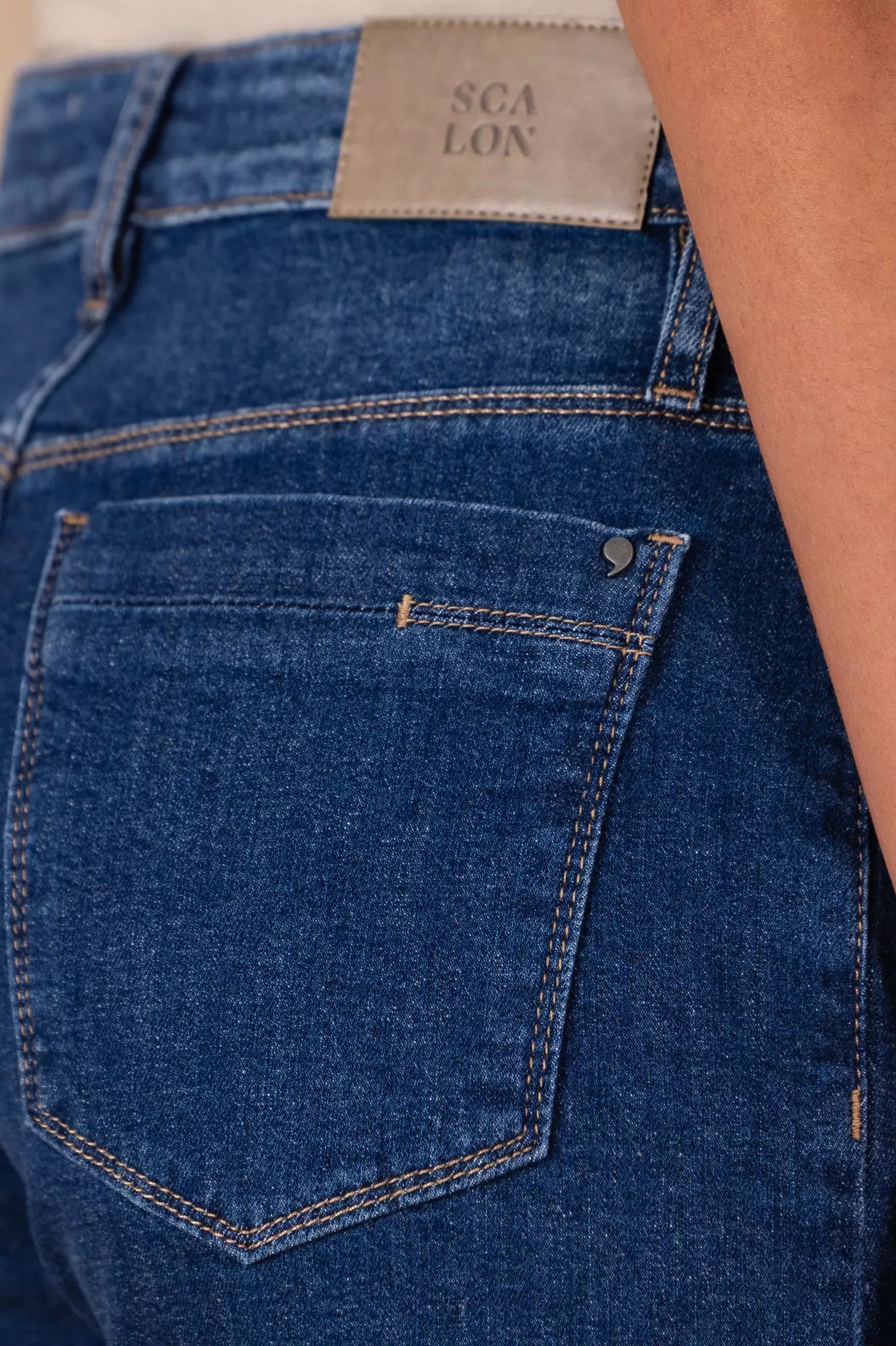 bermuda jeans midi cintura intermediária com recorte nos bolsos