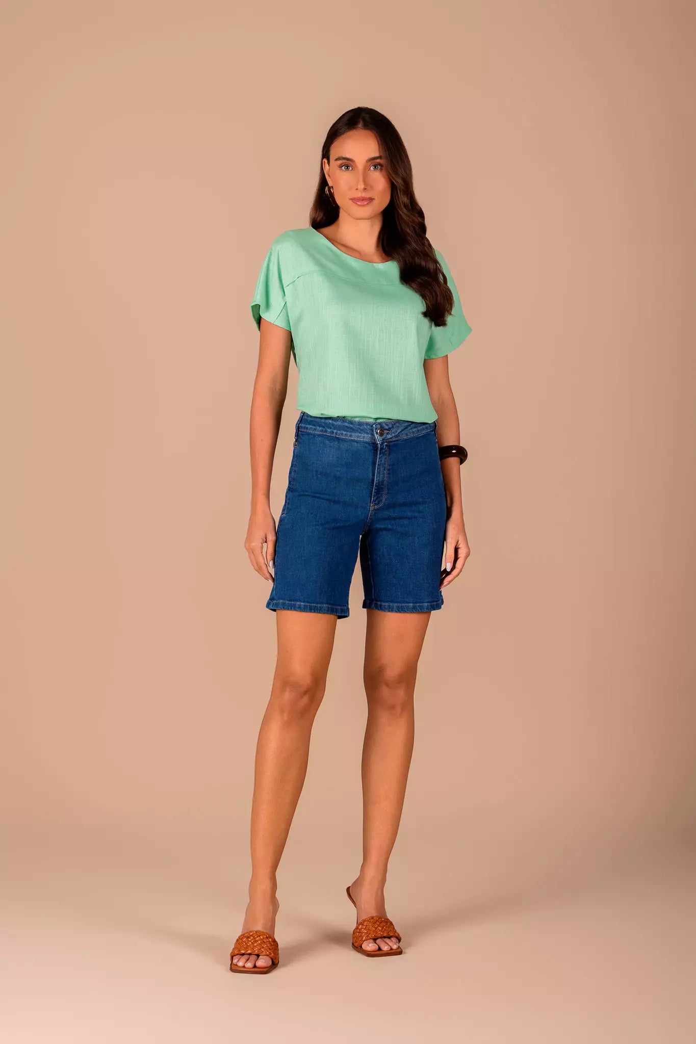 bermuda jeans midi cintura intermediária com bolso falso