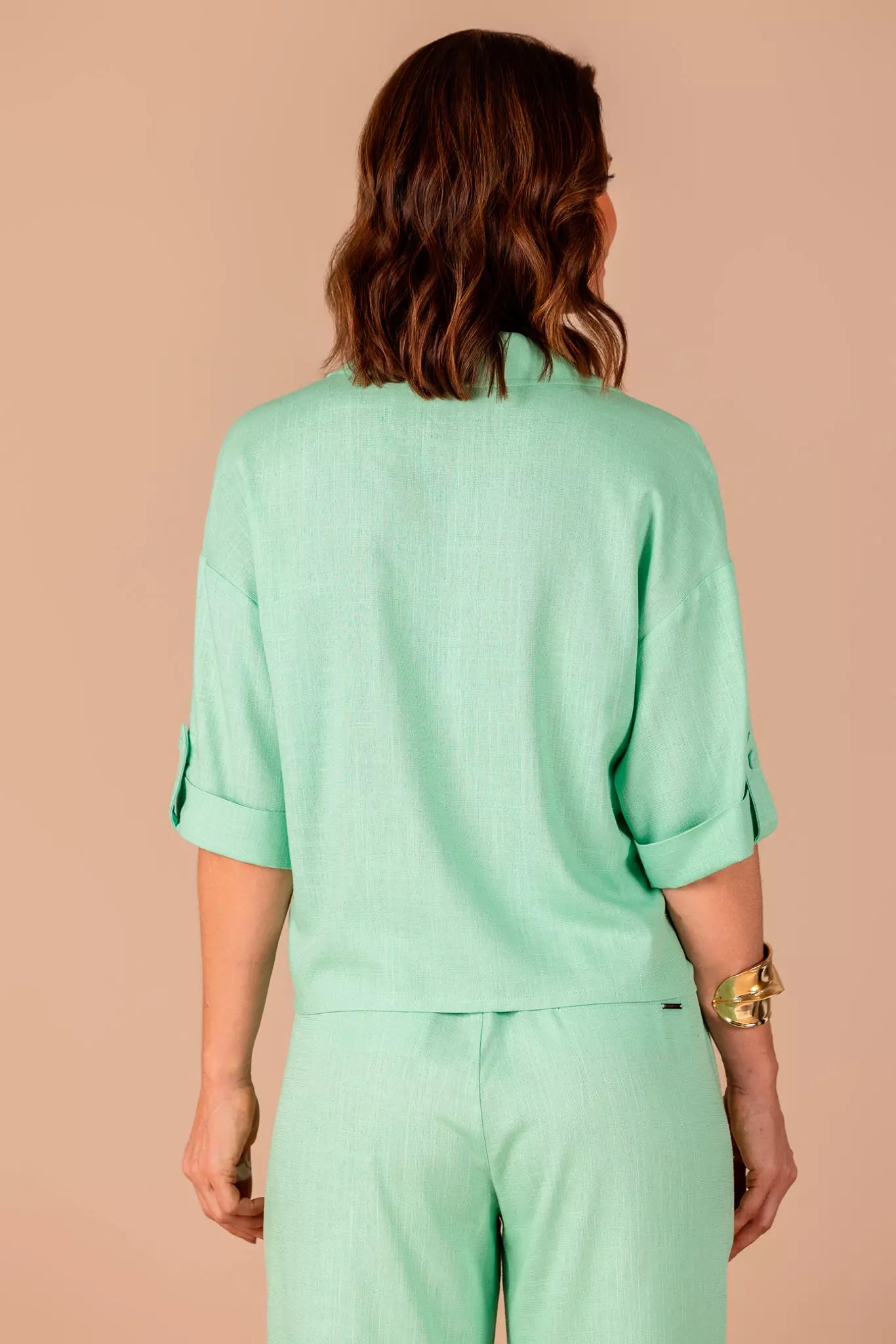 camisa viscose manga curta com bolsos sobrepostos